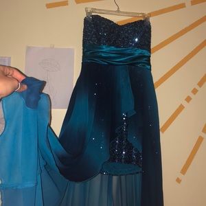 Stunning blue homecoming / prom / formal dress! 💙